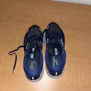 Woman’s Ghost 14 running shoes 9 D